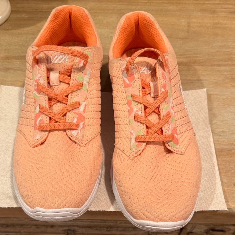 Avia Women's Peach Sneakers Size 9